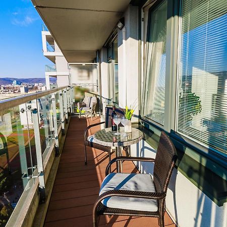 Sunny Apartment With Amazing Terrace On The 13Th Floor Near City Center Bratislava Bagian luar foto