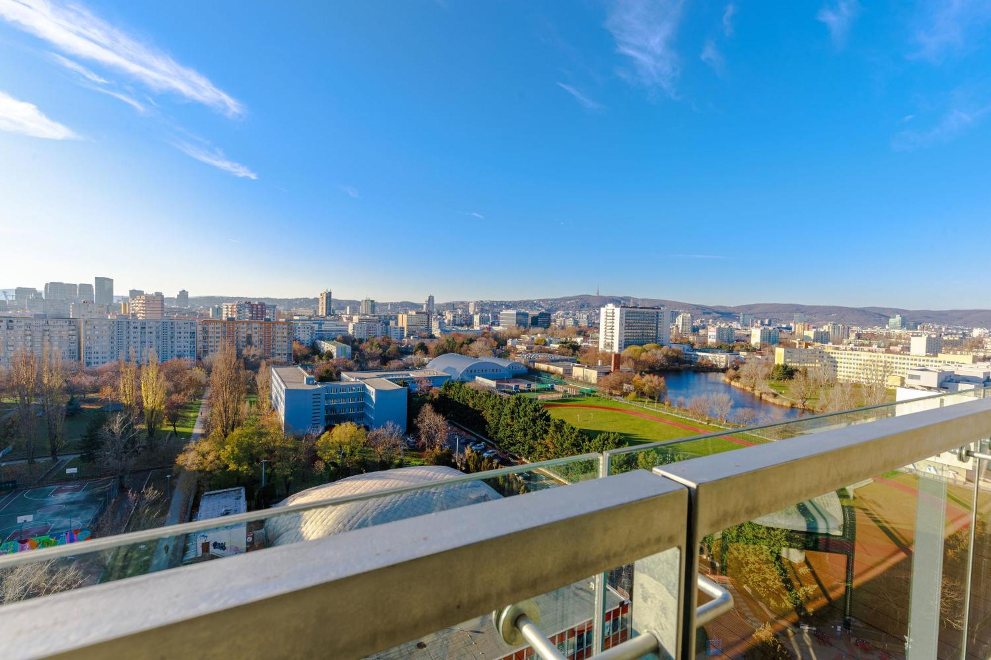 Sunny Apartment With Amazing Terrace On The 13Th Floor Near City Center Bratislava Bagian luar foto