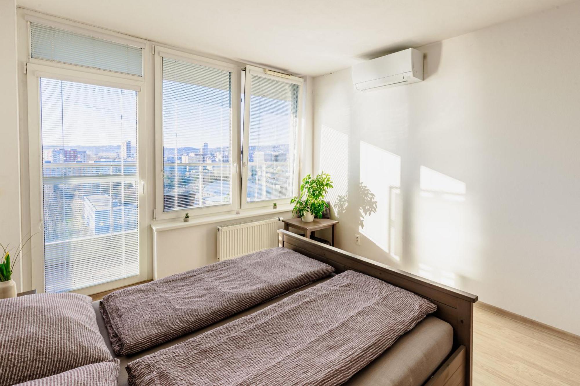 Sunny Apartment With Amazing Terrace On The 13Th Floor Near City Center Bratislava Bagian luar foto